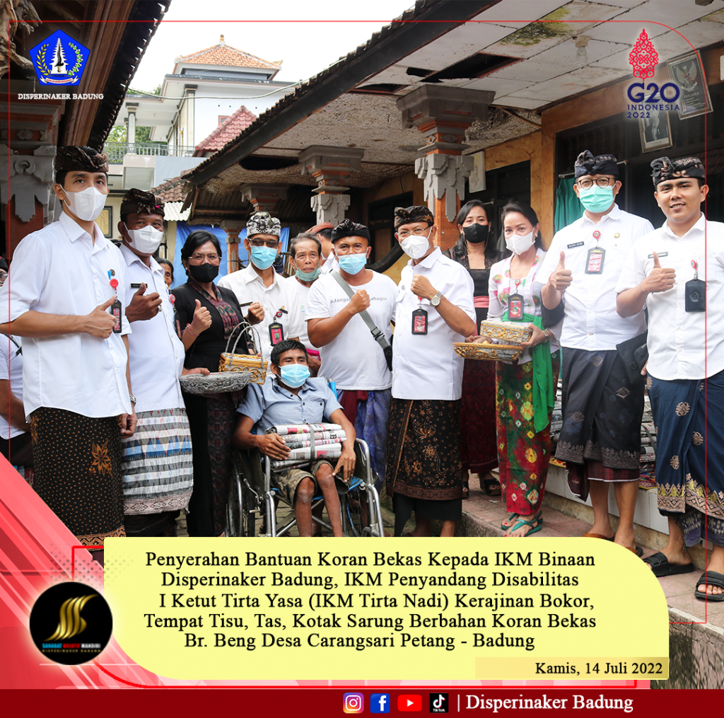 Penyerahan Bantuan Koran Bekas Kepada IKM Binaan Disperinaker Badung (IKM Penyandang Disabilitas - I Ketut Turtayasa) IKM Tirta Nadi. Banjar Beng Desa Carangsari Petang Badung